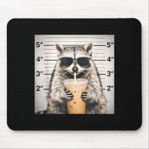 Waschbär trinkt eisgekühlten Kaffee lustiges Mugsh Mousepad