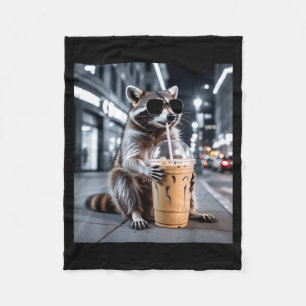 Waschbär trinkt eisgekühlten Kaffee lustiges Tier- Fleecedecke