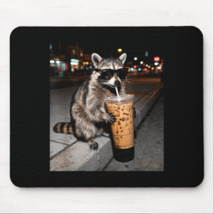 Waschbär trinkt eisgekühlten Kaffee lustiges Tier Mousepad