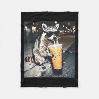 Waschbär trinkt Eiskaffee lustiger Tier-Meme Männe Fleecedecke