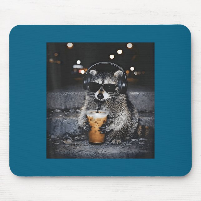 Waschbär trinkt Eiskaffee Lustiges Design Mousepad (Vorne)