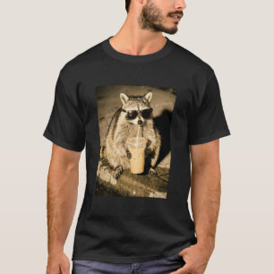 Waschbär trinkt Eiskaffee, Waschbär-Foto-Meme T-Shirt