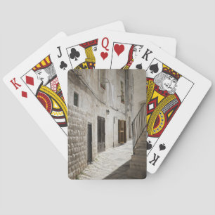 Wäscherei, die hängt, um in einer Gasse in Italien Spielkarten