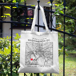 Washington, D.C. Liebe Locator | City Map Wedding Tragetasche<br><div class="desc">Eine lustige Tasche für eine Hochzeit oder jede andere Gelegenheit, die in der schönen Stadt Washington, D.C. In dieser Tasche befindet sich eine übergeordnete Stadtkarte des Stadtzentrums in einem schwarzen Rahmen. An der Spitze befindet sich ein kurzer Begrüßungsgruß und der Name der Stadt. Auf der unteren Seite befinden sich die...</div>