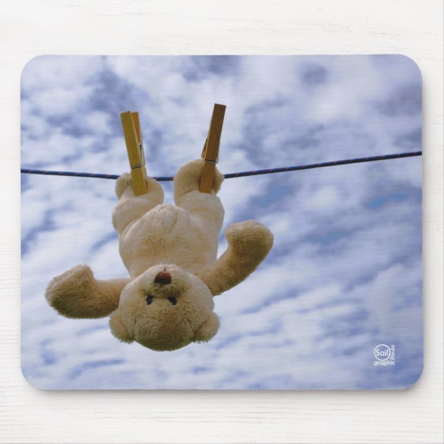 Waslijn met knuffelbeer die hangt te drogen. mousepad (Vorne)