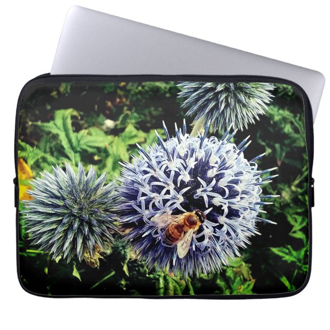 Wasp auf einer blauen Blume Laptopschutzhülle (Vorderseite)