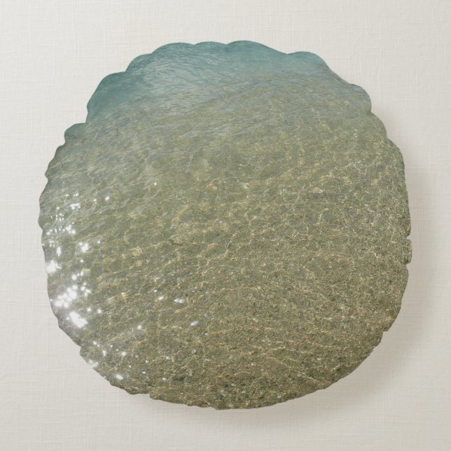 Wasser am Strand I Abstrakt Naturfotografie Rundes Kissen (Vorderseite)