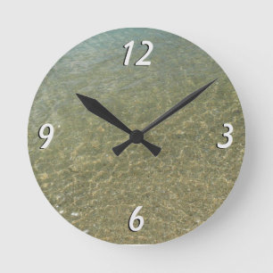 Wasser am Strand I Abstrakte Naturfotografie Runde Wanduhr
