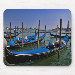 Wasser des Grand Canal mit aufgereihten Gondelboot Mousepad