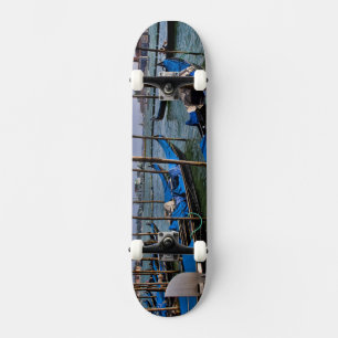 Wasser des Grand Canal mit aufgereihten Gondelboot Skateboard