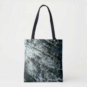 Wasser fällt auf den Wasserkörper Tasche