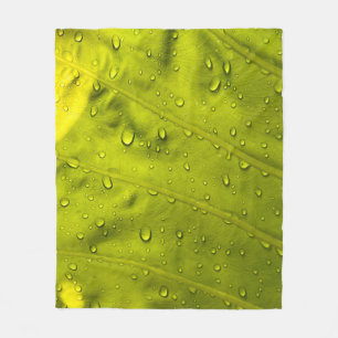 Wasser fällt auf grünes Blatt Fleecedecke