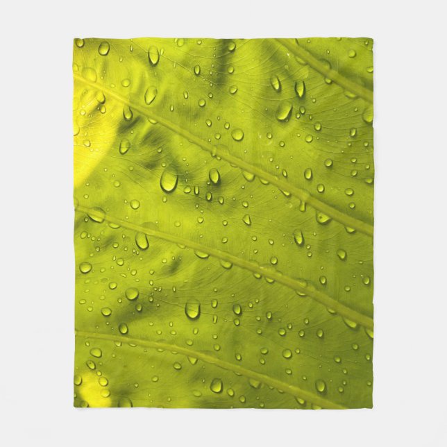 Wasser fällt auf grünes Blatt Fleecedecke (Vorderseite)