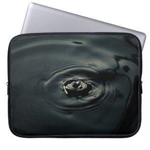 WASSER FALLT IN WASSER EIN LAPTOPSCHUTZHÜLLE