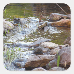 Wasser fließt durch Felsen Quadratischer Aufkleber