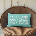Wasser gerettet, Champagner trinken Lendenkissen<br><div class="desc">Pitch dich mit den Naturschutzbemühungen ein, indem du einfach von Wasser zu Champagner wechselst! Die niedliche Typografie-Lumbalkissen zeigt das Zitat "Rett Water, Drink Champagne" in weißer Schrift mit Meereswellen, die auf einem lebendigen türkisfarbenen Aquahintergrund detailliert sind. Outdoor Stoff macht dieses Kissen zu einer festlichen und lustigen Ergänzung zu Ihrem Pool,...</div>