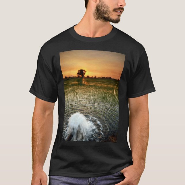 Wasser in ein thailändisches Reisfeld bei Sonnenun T-Shirt (Vorderseite)
