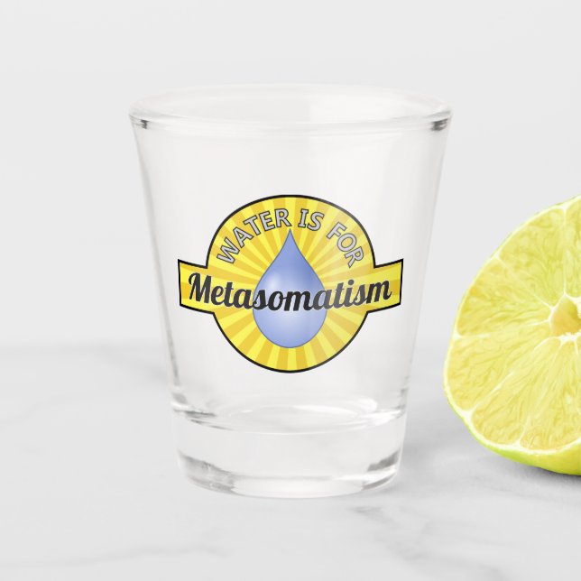 Wasser ist für Metasomatismus Schnapsglas (Vorderseite)