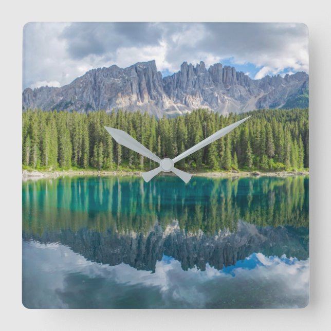 Wasser | Latemar-Gebirgskette Quadratische Wanduhr (Vorderseite)
