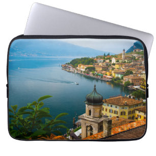 Wasser   San Benedetto Church Lake Garda, Italien Laptopschutzhülle