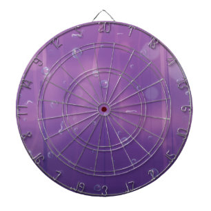 Wasser tropft auf ein Fenster. Dartscheibe