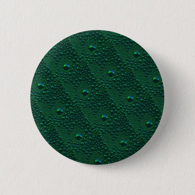 Wasser tropft auf grünem Metall Button (Vorderseite)