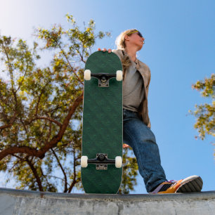 Wasser tropft auf grünem Metall Skateboard