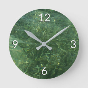 Wasser über dem Foto Gras II (blau und grün) Runde Wanduhr
