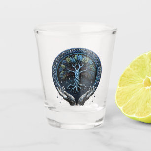 Wasser und Weisheit: Der mystische keltische Baum Schnapsglas