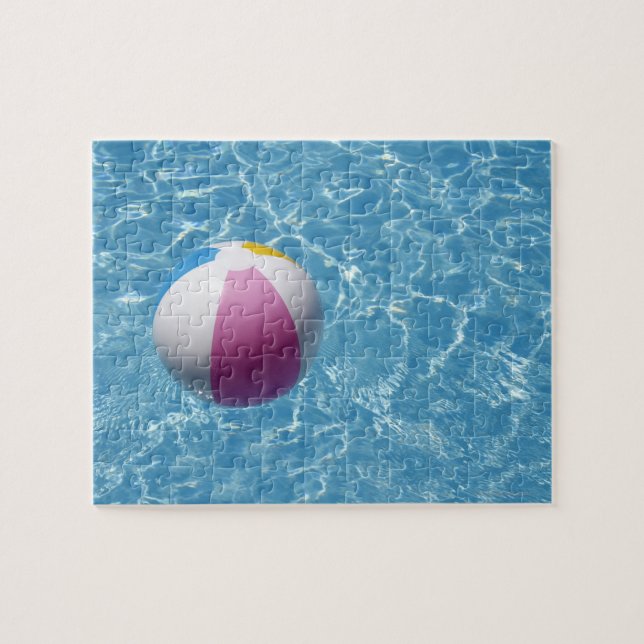 Wasserball im Swimmingpool (Horizontal)