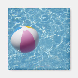 Wasserball im Swimmingpool Magnet