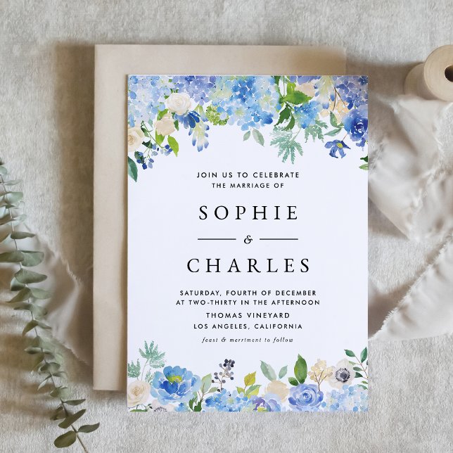 Wassercolor Blue Hydrangea Blumengarland Hochzeit Einladung (Customizable floral wedding invitation featuring watercolor blue hydrangeas and ivory roses)