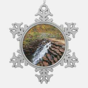 Wasserfall am Laurel Hill Staat Park II Schneeflocken Zinn-Ornament
