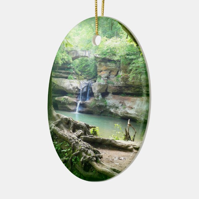Wasserfall an die Höhlen-der Verzierung des alten Keramikornament (Links)