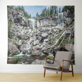 Wasserfall auf dem Felsen // Natürliche Schönheit Wandteppich