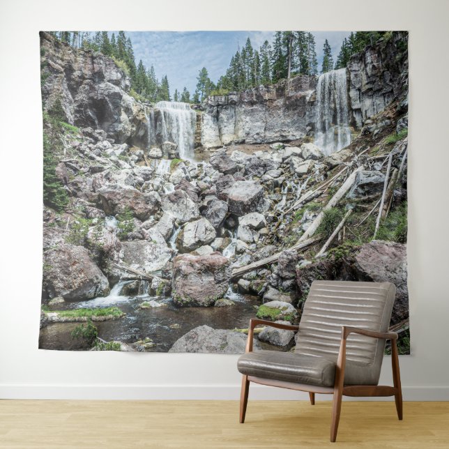 Wasserfall auf dem Felsen // Natürliche Schönheit Wandteppich (Beispiel (Horizontal))