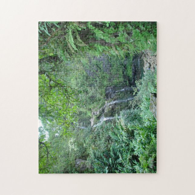 Wasserfall auf Straße zu Hana-Puzzlespiel (Vertikal)