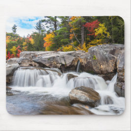 Wasserfall entlang eines Bergflusses im Herbst Mousepad