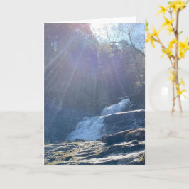 Wasserfall, Felsen und Sonnenstrahlen Karte