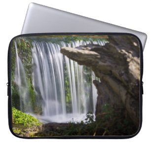 Wasserfall fokussiert laptopschutzhülle