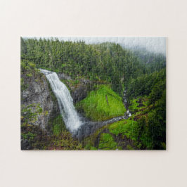 Wasserfall-Grünlandschaft