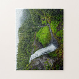 Wasserfall-Grünlandschaft