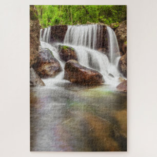 Wasserfall im Herbst beim Staudamm von Queimadela