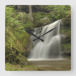 Wasserfall im Hinterland Quadratische Wanduhr