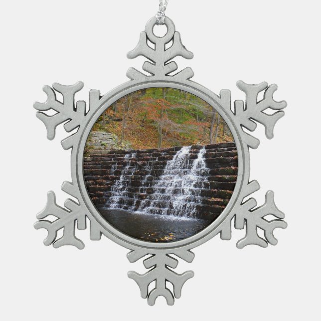 Wasserfall im Laurel Hill Staat Park I Schneeflocken Zinn-Ornament (Vorderseite)