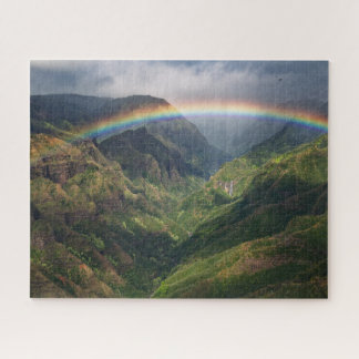 Wasserfall im Lush Canyon mit Rainbow auf Kauai