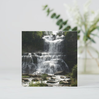 Wasserfall im Naturbild auf einer Grußkarte