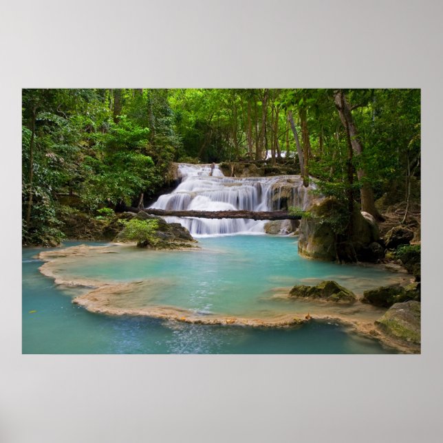 Wasserfall im Tropenwald Poster (Vorne)