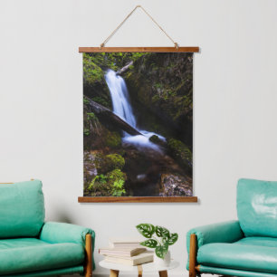 Wasserfall im verzauberten Wald Wandteppich Mit Holzrahmen