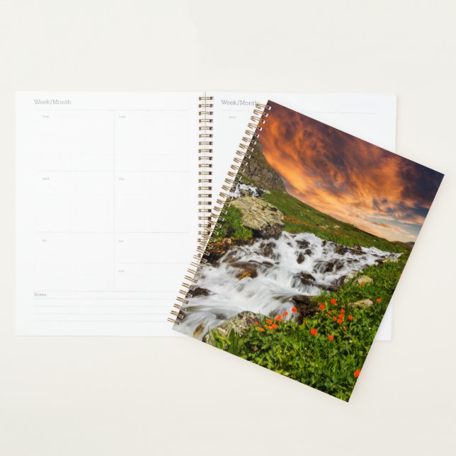 Wasserfall in den Bergen mit Blume Planer (Anzeige)